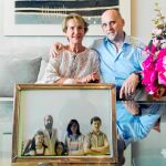 Charo Muela posa junto a uno de sus hijos ante una fotografía de toda la familia antes de que ETA asesinara a su marido / Efe