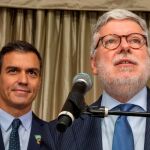 El presidente del Gobierno español, Pedro Sánchez (i), y el embajador de España ante las Naciones Unidas, Agustín Santos (d)
