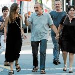 Javier Ugarte se pasea por la calle central de Orozco, jaleado por cientos de personas, camino de la Herriko Taberna, sede de la Izquierda Abertzale