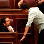 Íñigo Errejón hablando con Pablo Iglesias en el Congreso en una imagen de archivo