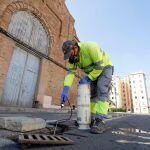 Un técnico toma muestras de larvas de msoquito tigre en imbornal en Valencia