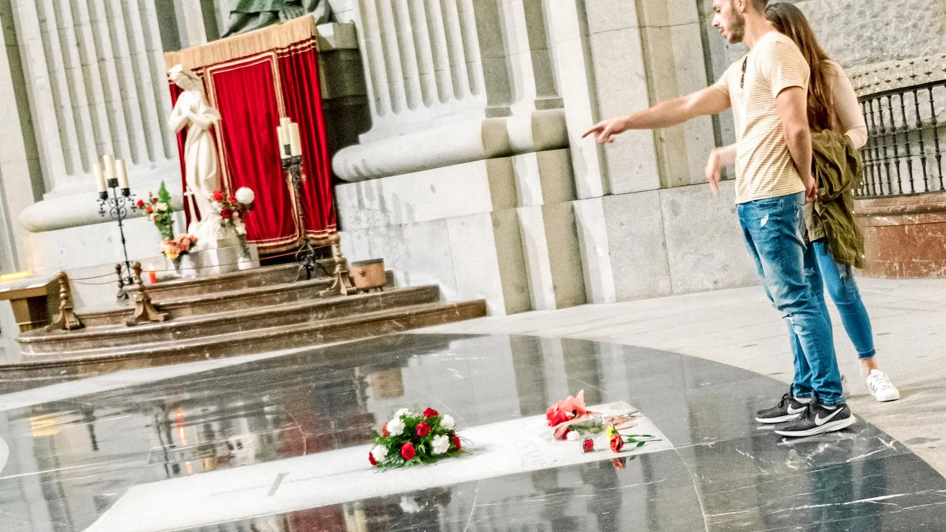 El hueco de la tumba donde Franco lleva enterrado desde noviembre de 1975 será cubierto por seis losas de color negro. Foto: Jesús G. Feria