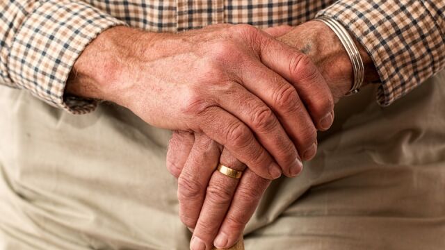 Reducir los efectos dañinos de la soledad no deseada en los mayores