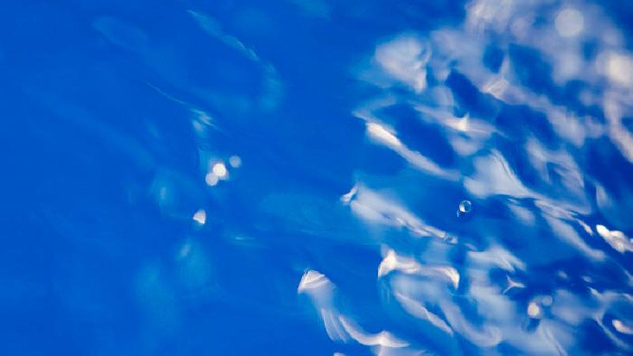 Tragedia en Puerto Rey: muere un hombre de 80 años tras ser encontrado inconsciente en una piscina privada