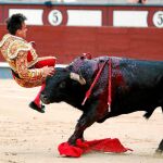 Gonzalo Caballero, al entrar a matar al segundo, sufrió una cornada que le seccionó la femoral