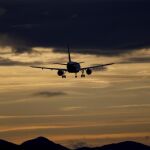 Un avión despega del aeropuerto de Bilbao