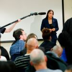 Ocasio-Cortez durante la charla en el ayuntamiento de Corona