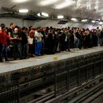 Decenas de personas esperan en la estación de Gare du Nord en un París paralizado por la huelga de transportes/ REUTERS