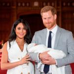 Harry y Meghan Markle, los duques de Sussex, posando con su hijo recién nacido en mayo