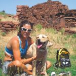La alpinista, junto a Thor, en una de sus excursiones por el monte