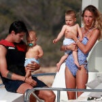 Álvaro Morata y su familia en Ibiza, días después de sufrir un asalto a punta de pistola en su casa de Madrid