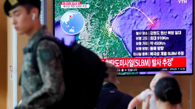 Un soldado surcoreano pasa frente a la noticia del misil norcoreano, en Seúl, Corea del Sur /REuters