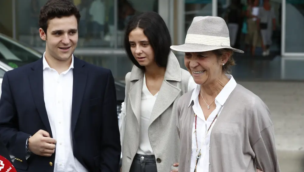 La Infanta Elena con sus dos hijos, Felipe y Victoria, tras visitar al Rey Juan Carlos en la Clínica Quirón de Madrid