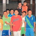 El sacerdote y antiguo capellán castrense, junto a algunos jóvenes de la fundación