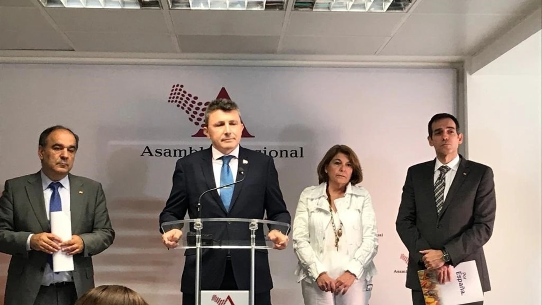 VOX suspende de militancia a tres diputados murcianos