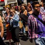 Gente cruzando un semáforo en Gran Vía