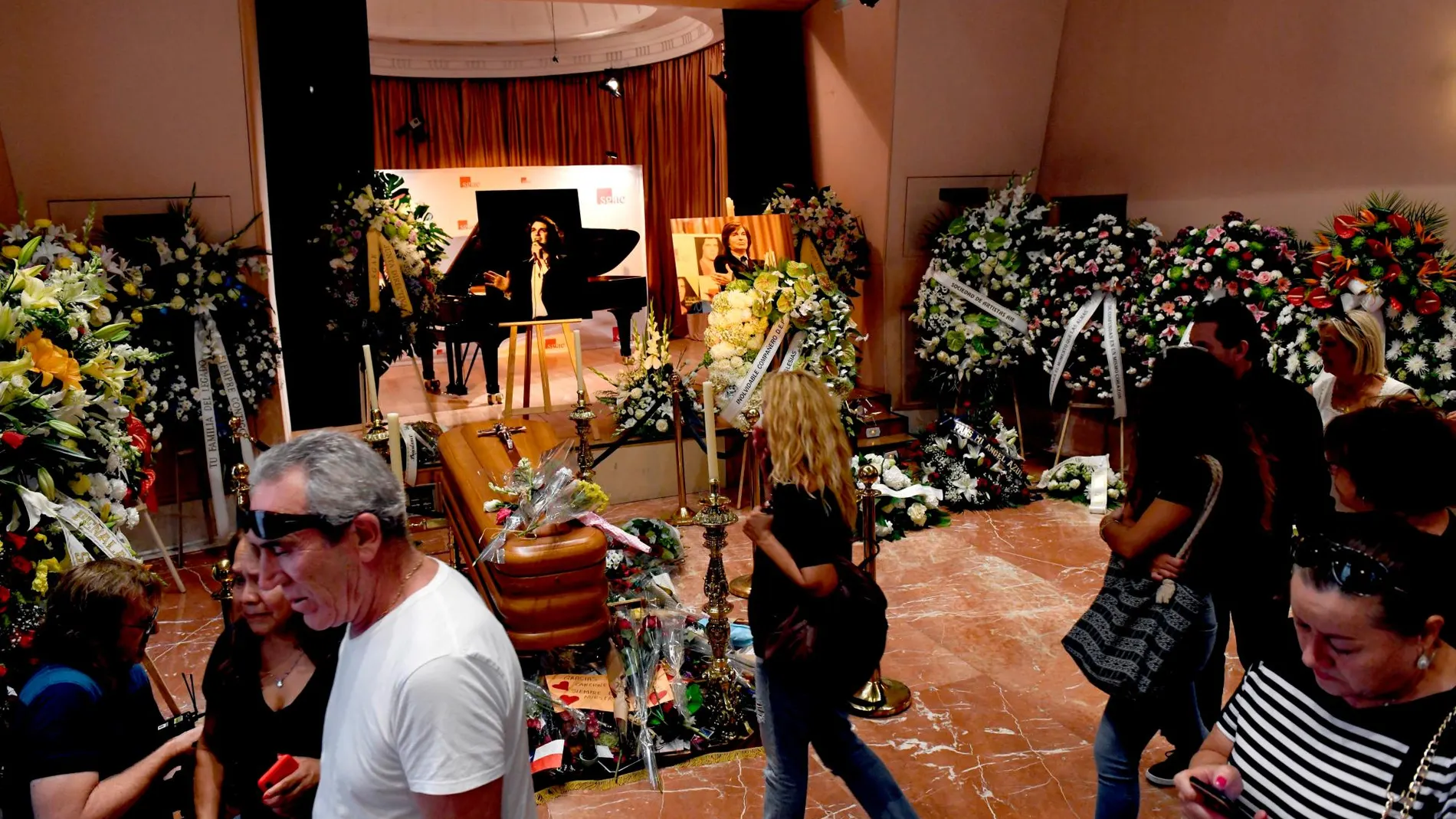 Varias personas visitan la capilla ardiente de Camilo Sesto, este lunes, en la sede de la SGAE, en Madrid. EFE/Víctor Lerena