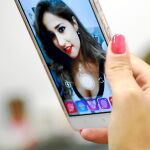 El 20,1% de las españolas reconoce practicar «sexting» frente al 30,4% de los hombres / Foto: Cipriano Pastrano