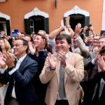 Ignacio Caraballo, a la izquierda en primer plano, junto al alcalde de Huelva, Gabriel Cruz / Foto: La Razón