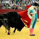 Comienzo de faena de Álvaro Lorenzo pasándose al toro por la espalda en Zaragoza. Foto: Efe