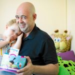 Raúl Pascual del Río y su hija Amaya, juntos por fin en España después de que la madre la secuestrase. Foto: Jesús G. Feria
