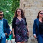 La diputada de UP por Podemos, Raquel Romero (c), acompañada por su equipo negociador, a su llegada a una reunión