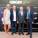Laura Falcó Lara junto a Josep Pedrerol, que presentó la gala, Enrique Cerezo, presidente del Atlético de Madrid, y José Creuheras, presidente del Grupo Planeta. Fotos: Cipriano Pastrano/Cristina Bejarano
