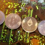 Representaciones de las criptomonedas Ripple, Bitcoin, Etherum y Litecoin