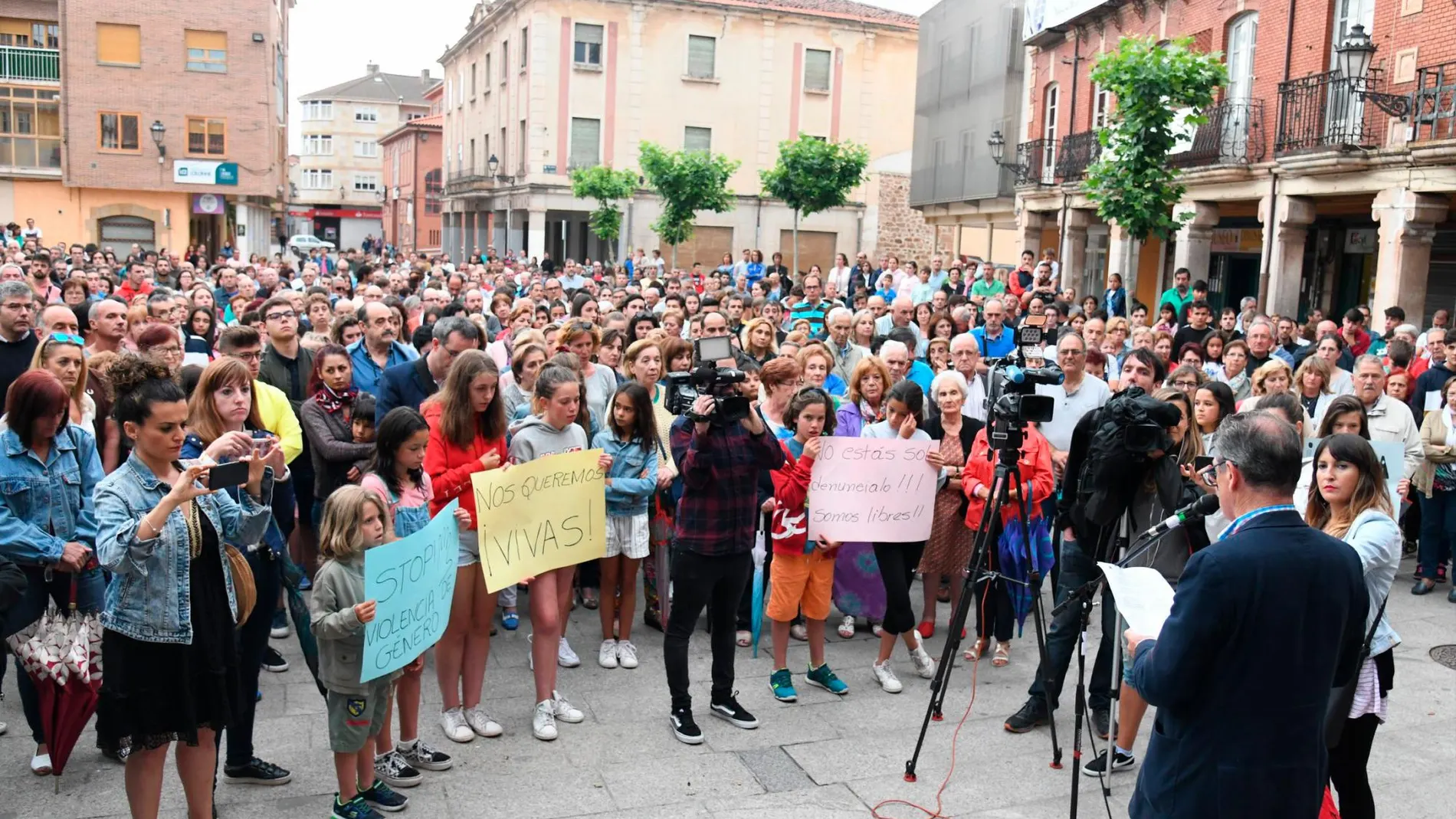 Concentración en repulsa del asesinato machista de una vecina de Salas de los Infantes