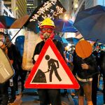 Manifestantes en las calles de Hong Kong, ayer, en una jornada con duros enfrentamientos con la Policía