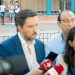 Rocío Monasterio y José Luis Ruiz Bartolomé visitaron ayer un bloque de Vallecas en el que viven 150 okupas ilegales. Foto: LUIS DÍAZ