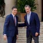 El Rey Felipe VI y el presidente del Gobierno en funciones, Pedro Sánchez, en la entrada del Palacio de Marivent donde han celebrado el tradicional despacho de verano/Efe