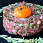 Tartar de carne con huevo