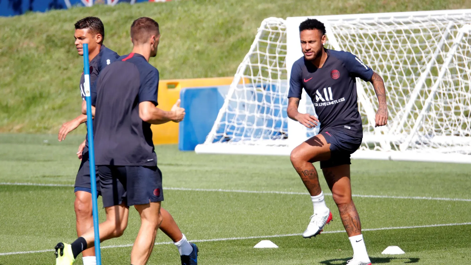 Neymar ejercitándose en la ciudad deportiva del PSG