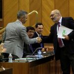 El portavoz de Vox en el Parlamento, Alejandro Hernández, saluda al consejero de Hacienda, Juan Bravo, en presencia del vicepresidente Juan Marín y del presidente Juanma Moreno en la jornada que se debatieron las enmiendas al Presupuesto andaluz / Foto: Manuel Olmedo