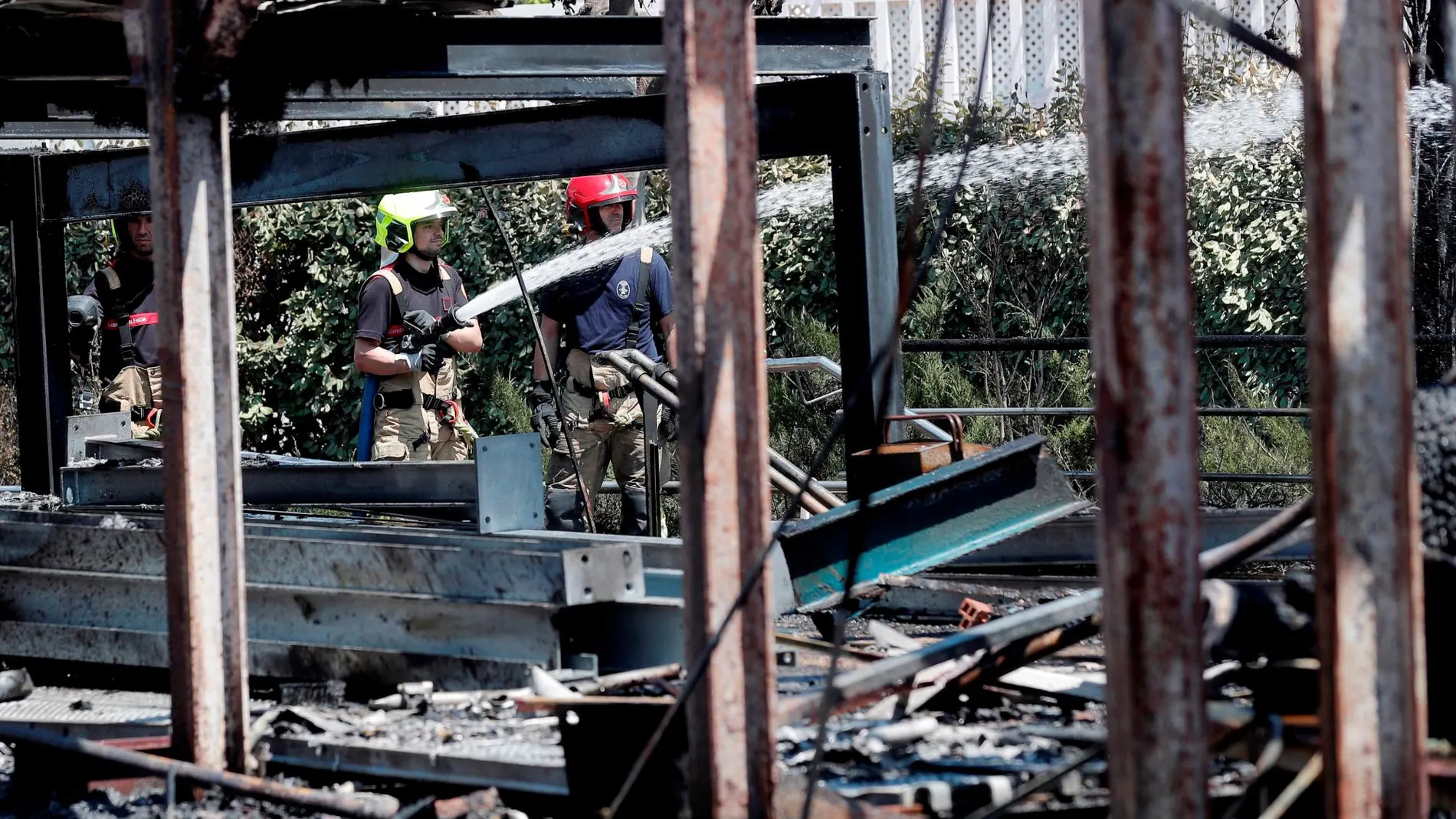 El incendio declarado en una torre del Oceanogràfic de Valencia obligó ayer al desalojo preventivo de cerca de un millar de personas de las instalaciones