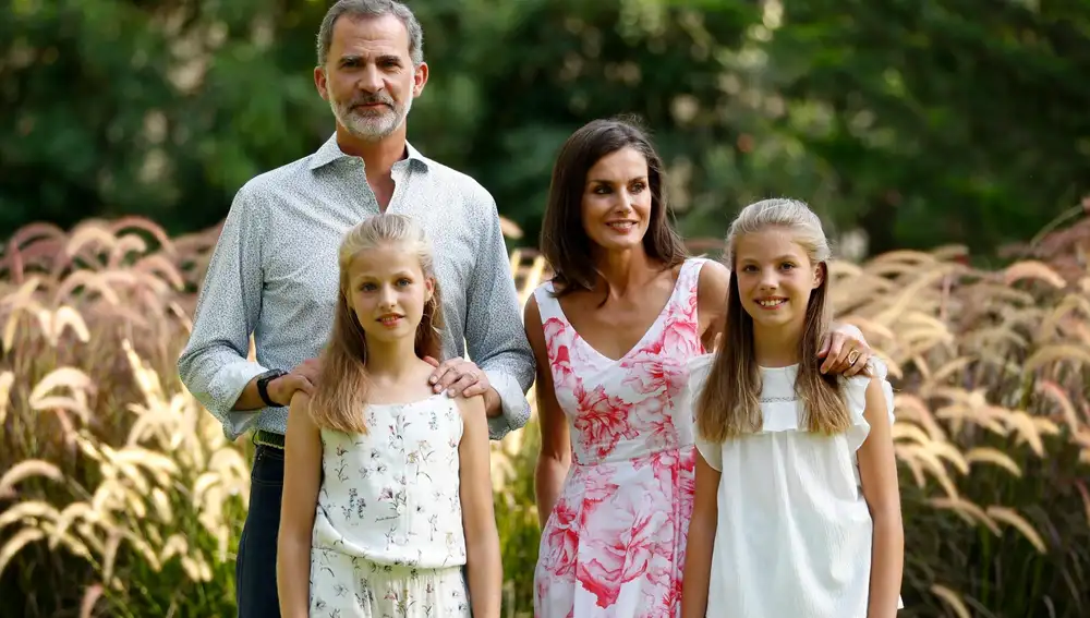 Los reyes acompañados de sus hijas, la princesa Leonor y la infanta Sofía, en los jardines del Palacio de Marivent en 2019 / Foto: Efe