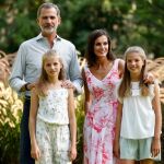 Los reyes acompañados de sus hijas, la princesa Leonor y la infanta Sofía, en los jardines del Palacio de Marivent en 2019 / Foto: Efe