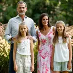 Los reyes acompañados de sus hijas, la princesa Leonor y la infanta Sofía, en los jardines del Palacio de Marivent en 2019 / Foto: Efe