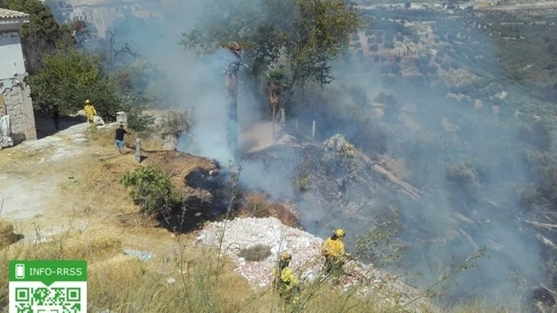 Los bomberos, trabajando en las labores de extinción del paraje Peñas Blancas / Foto: EP