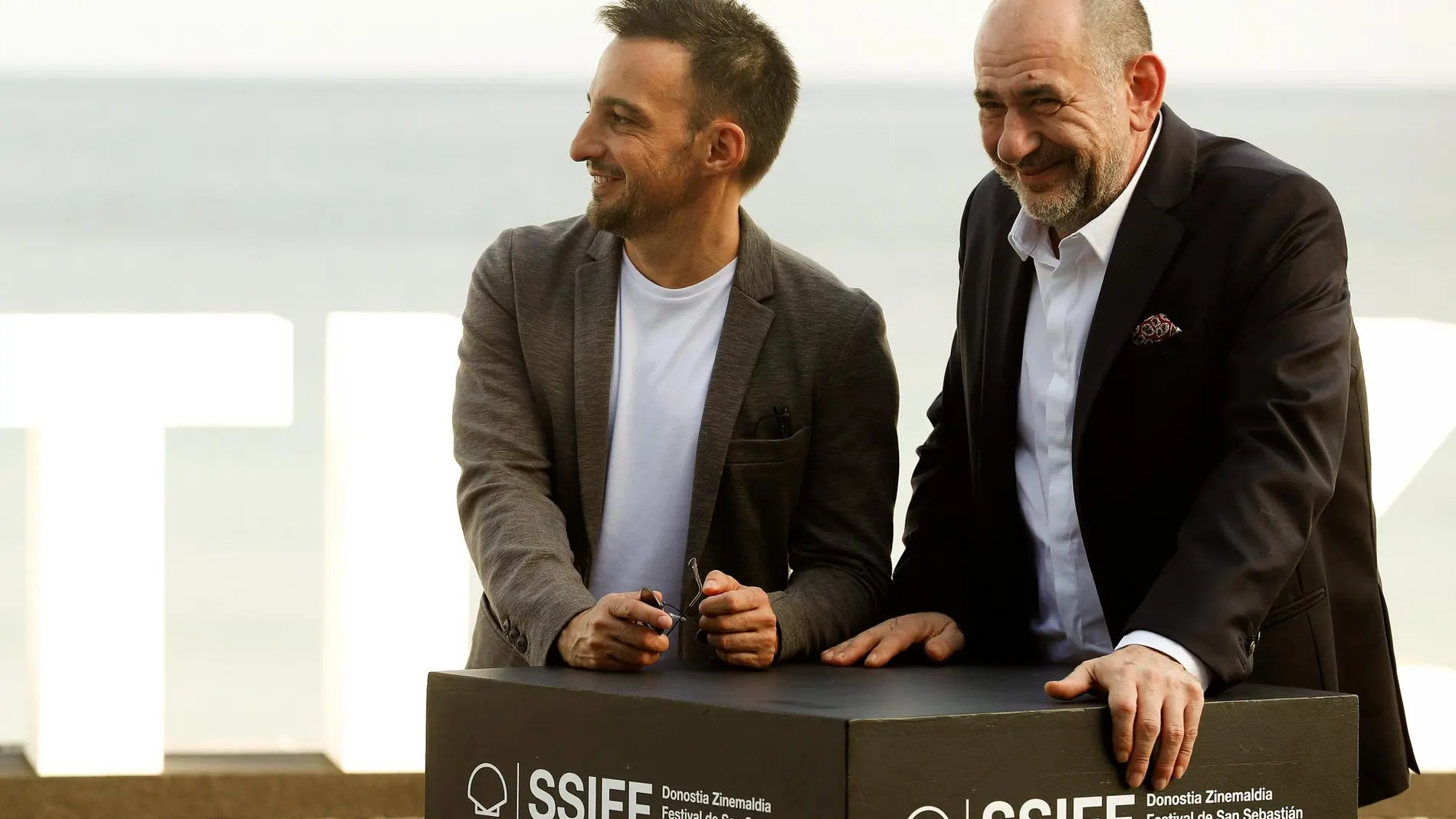 Alejandro Amenábar, posa junto al actor de su película "Mientras dure la guerra", Karra Elejalde/Efe