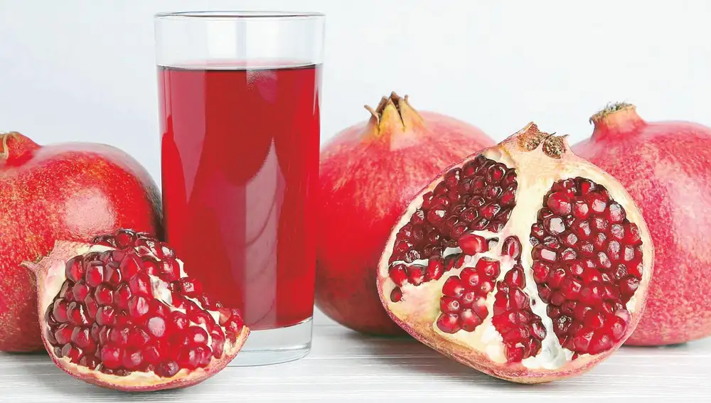 El zumo de granada rico en vitamina K, que ayuda a la coagulación de la sangre, la salud del corazón y el desarrollo de los huesos.