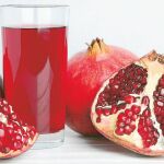 El zumo de granada rico en vitamina K, que ayuda a la coagulación de la sangre, la salud del corazón y el desarrollo de los huesos.