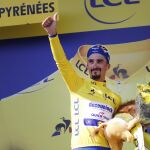 Julian Alaphilippe, con el jersey amarillo en el podio del Tourmalet