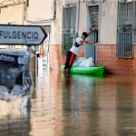 Vecinos de la población alicantina de Dolores siguen con las tareas de limpieza e intentan retomar la normalidad. EFE