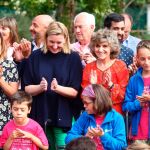Carcedo e Isabel Blanco juegan con los niños participantes en El Bosque de los Sueños