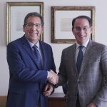 Antonio Pulido, presidente de la Fundación Cajasol y Javier González de Lara, presidente de la Confederación de Empresarios de Andalucía, renuevan el convenio de colaboración / La Razón