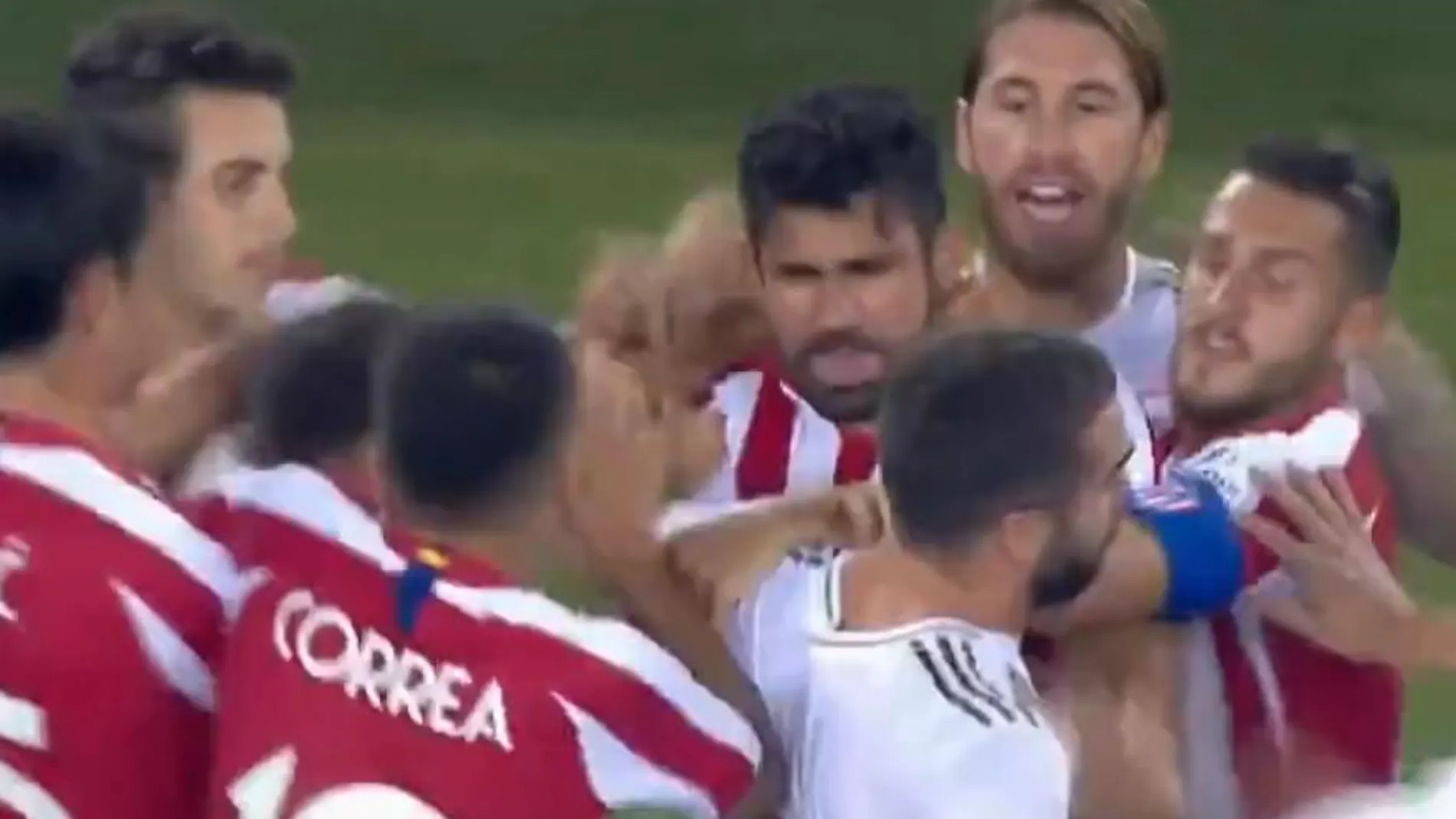 Un instante de la pelea entre Diego Costa y Carvajal