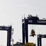 La economía requiere inversiones prioritarias, por ejemplo en los puertos, para mejorar su competitividad / Efe