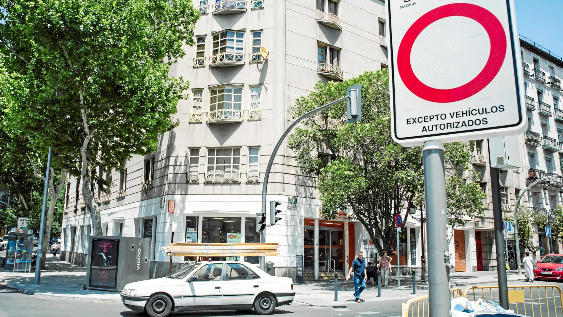 Protestas Una mujer sostiene una pancarta, ayer, tras la reunión con colectivos ecologistas. Foto: DAVID JAR